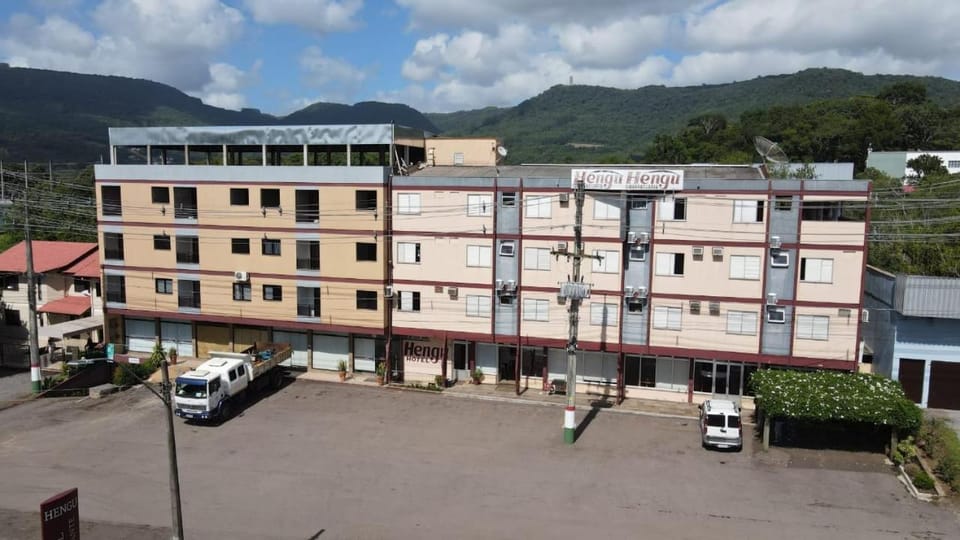 Property building, Nearby landmark, Bird's eye view, Location, Parking