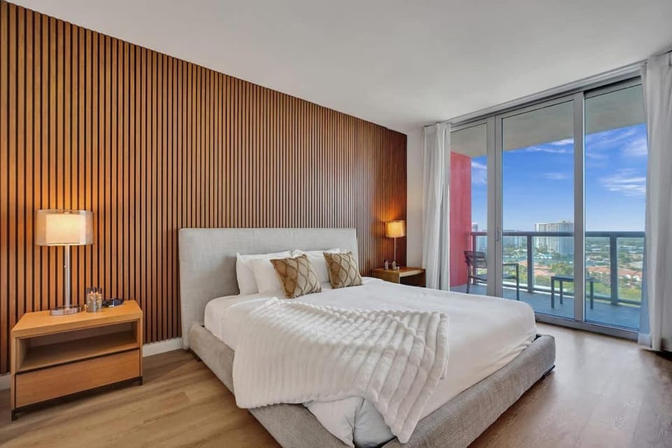 Canal View Condo 2 Balconies Gym Beach 8 Min 1904 Apartment in Hallandale Beach