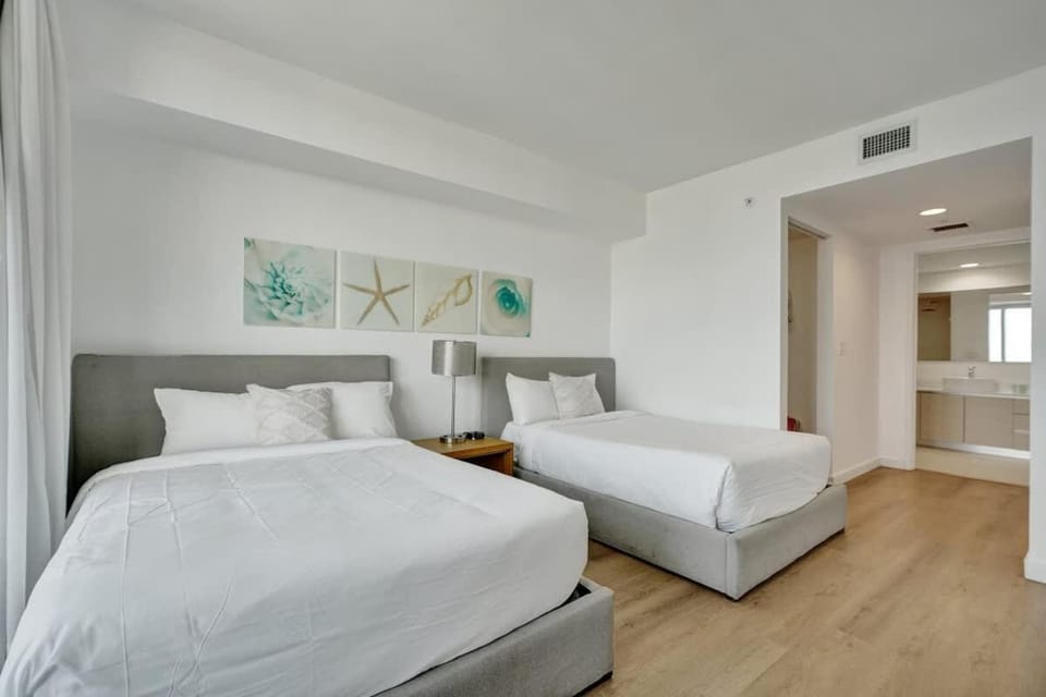 Canal View Condo 2 Balconies Gym Beach 8 Min 1904 Apartment in Hallandale Beach