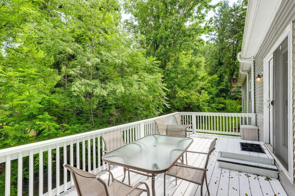 Cozy Wooded Retreat Near Dwtn Asheville | Fire Pit House in Woodfin