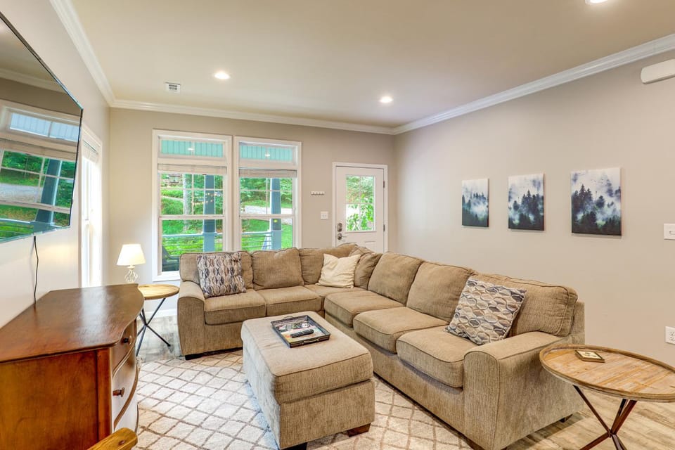 Cozy Wooded Retreat Near Dwtn Asheville | Fire Pit House in Woodfin
