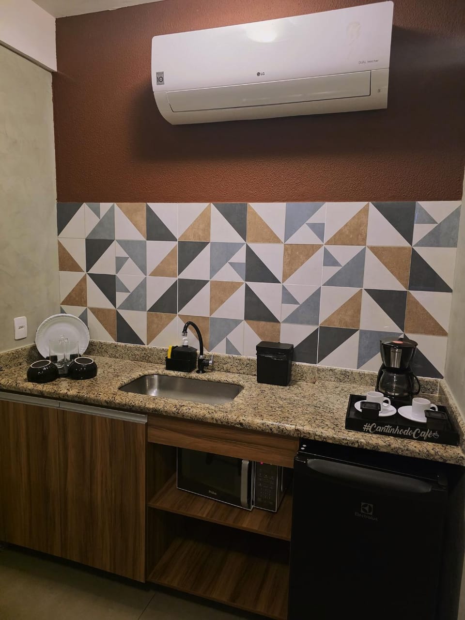 Kitchen or kitchenette, minibar, kitchen, air conditioner