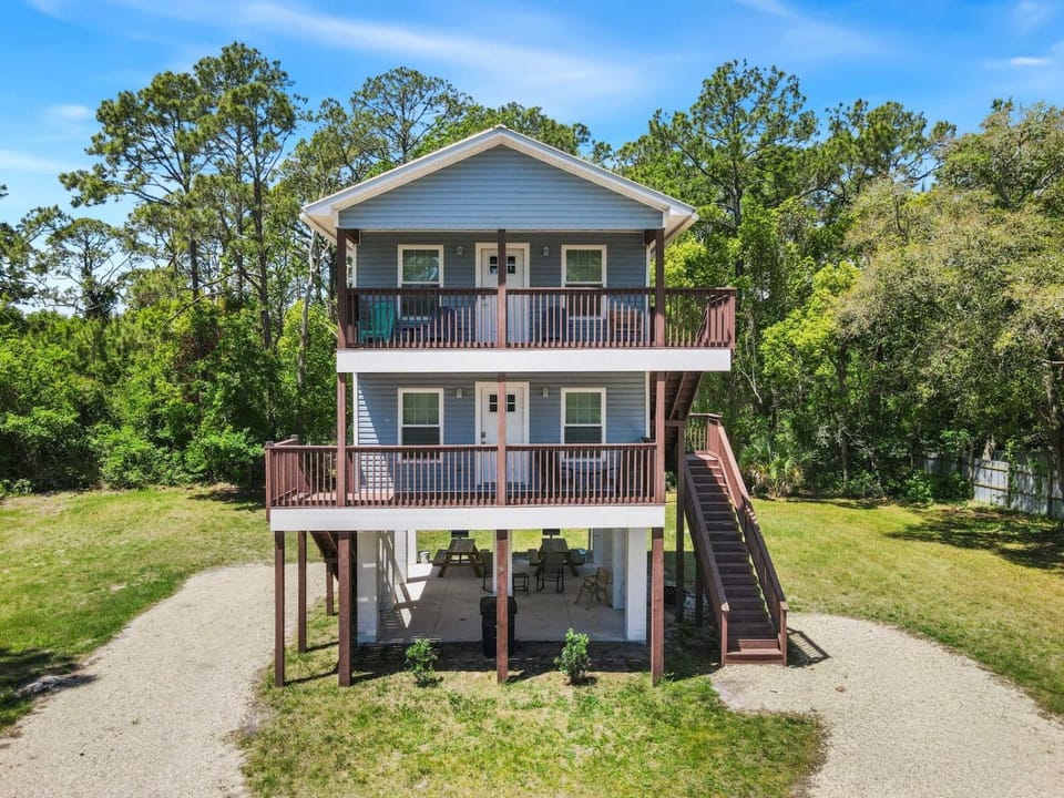 Property building, Spring, Day, Natural landscape, Garden, View (from property/room), Balcony/Terrace, Garden view