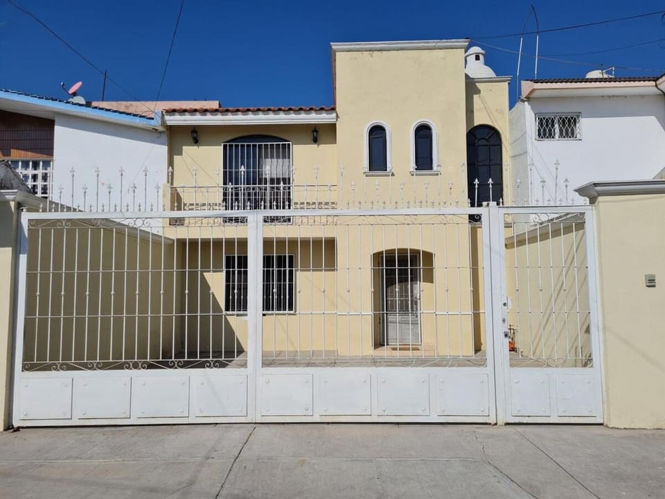Casa Cisnes zona Poliforum House in Leon