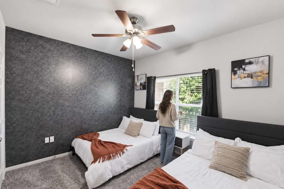 2BR Dallas Escape Near Downtown with Pool Access Apartment in Dallas