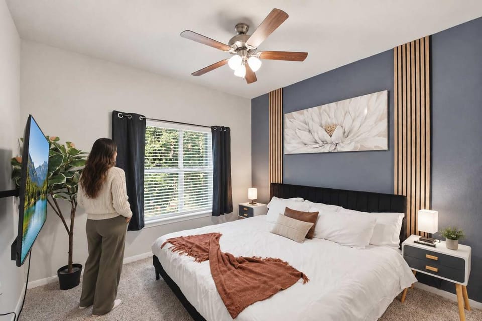 2BR Dallas Escape Near Downtown with Pool Access Apartment in Dallas