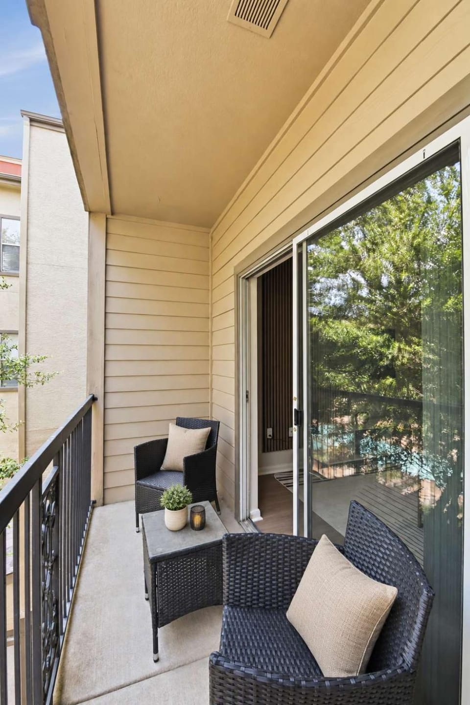 2BR Dallas Escape Near Downtown with Pool Access Apartment in Dallas