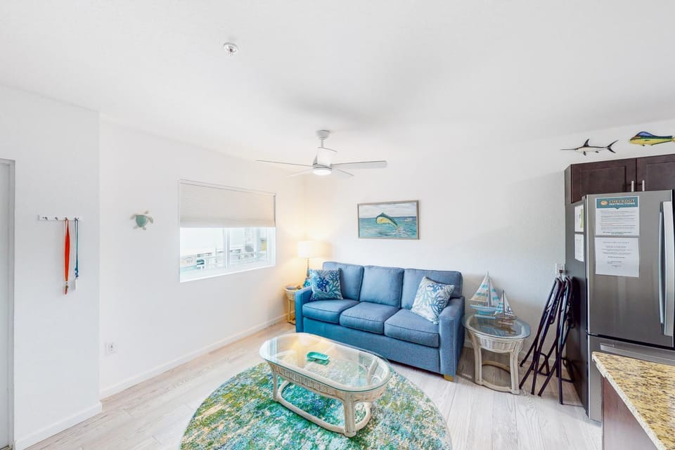 Snowbird-friendly condo in oceanfront complex with heated pool, BBQ, AC House in Marathon