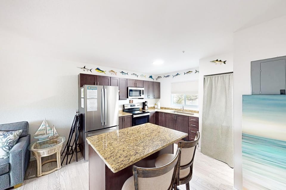 Snowbird-friendly condo in oceanfront complex with heated pool, BBQ, AC House in Marathon