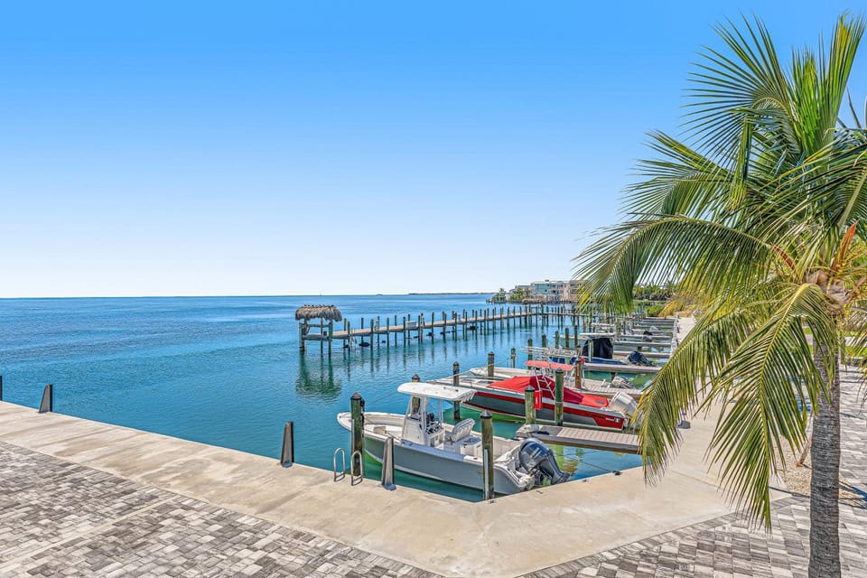 Snowbird-friendly condo in oceanfront complex with heated pool, BBQ, AC House in Marathon
