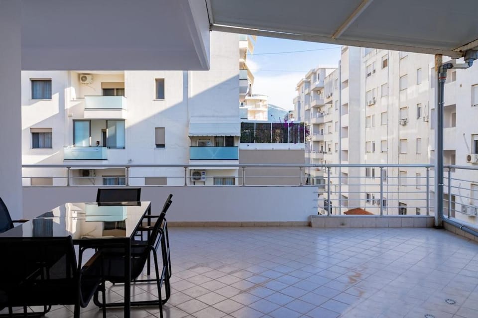 Sea Breeze with Huge Terrace, Prime Vlora Location Apartment in Vlorë