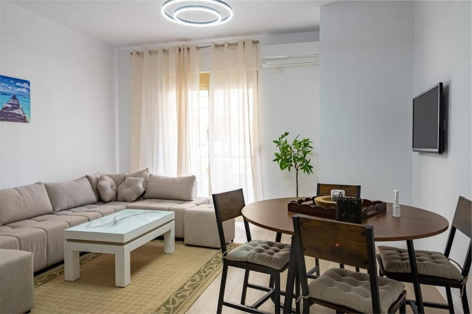 Sea Breeze with Huge Terrace, Prime Vlora Location Apartment in Vlorë