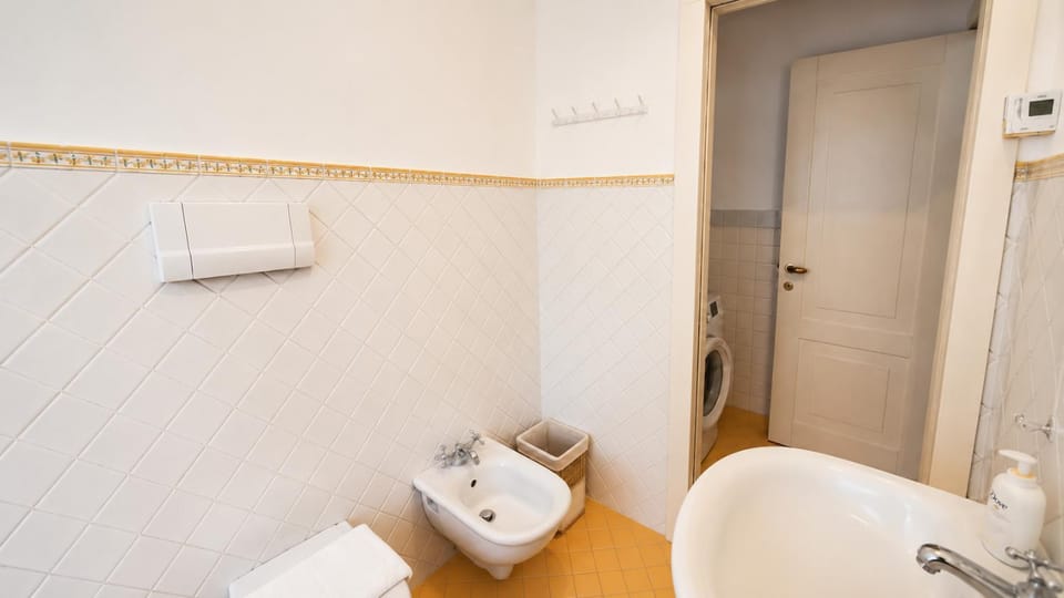 Shower, Toilet, Bathroom, bidet, towels