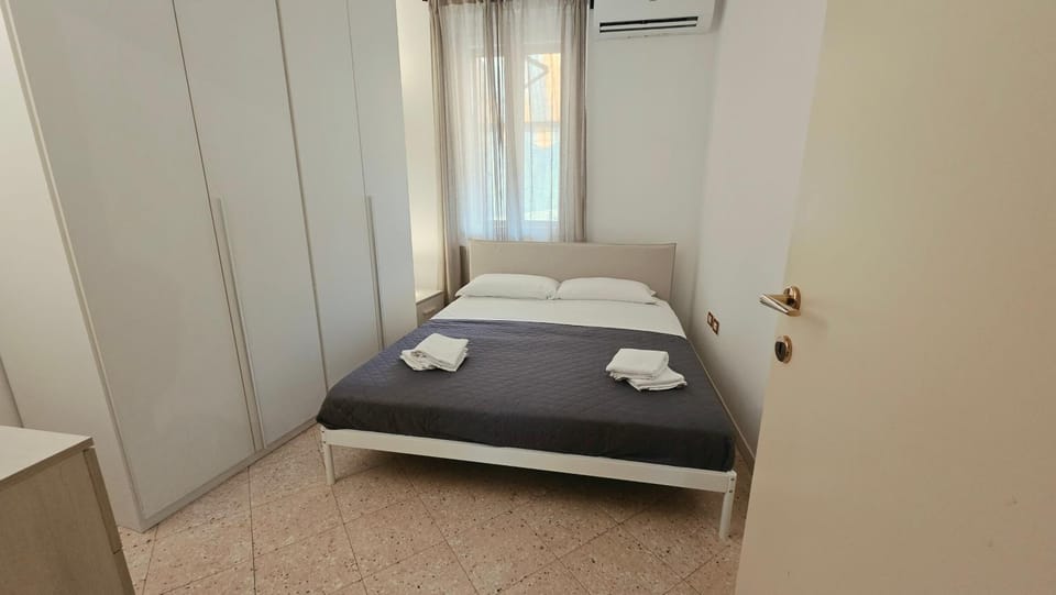 Bed, Photo of the whole room, Bedroom, towels, air conditioner