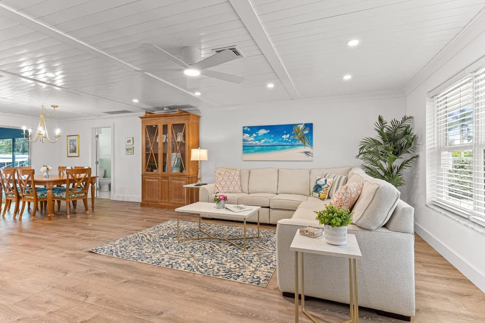 MA207 Waterside House in Marathon