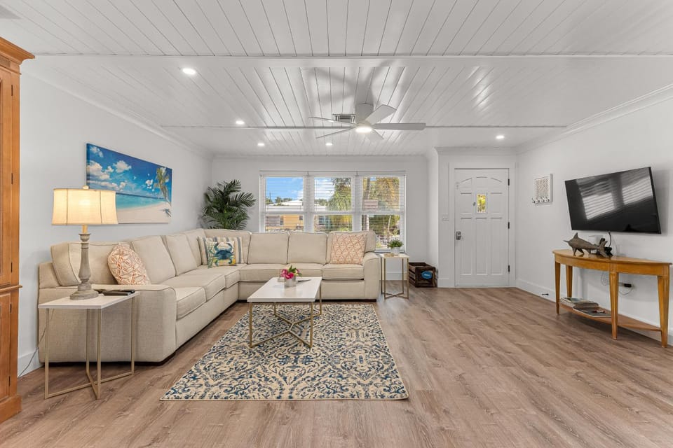 MA207 Waterside House in Marathon
