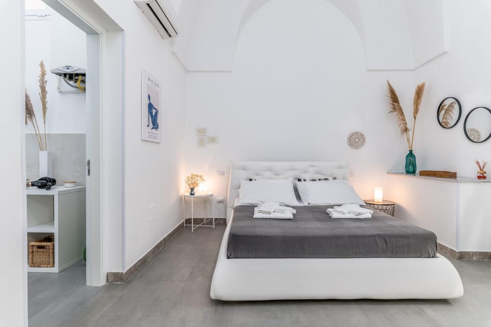 Bed, towels