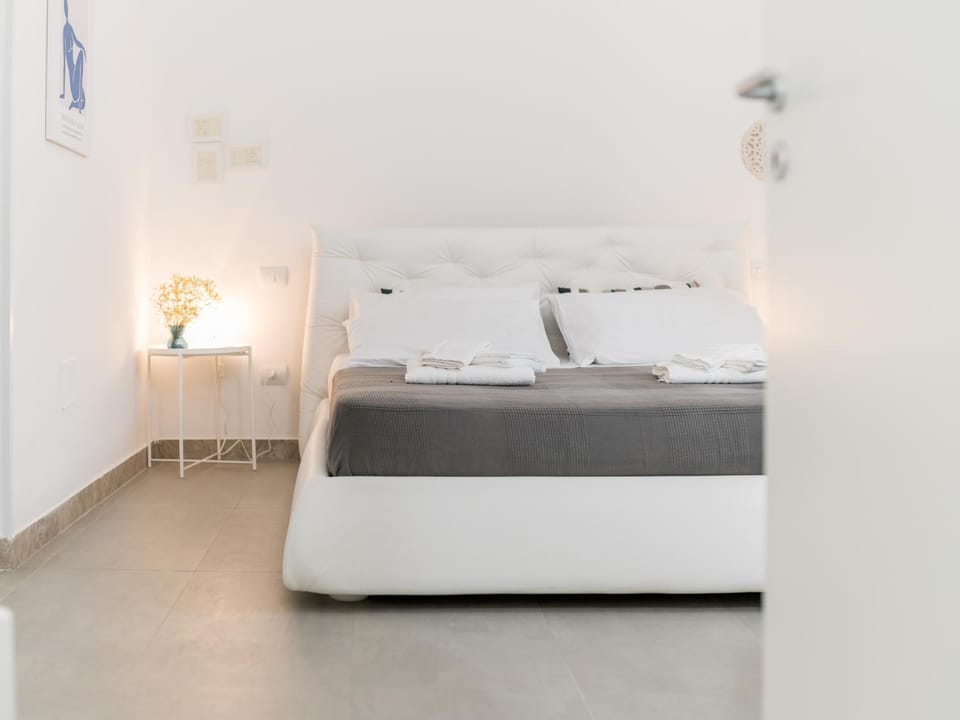 Bed, towels