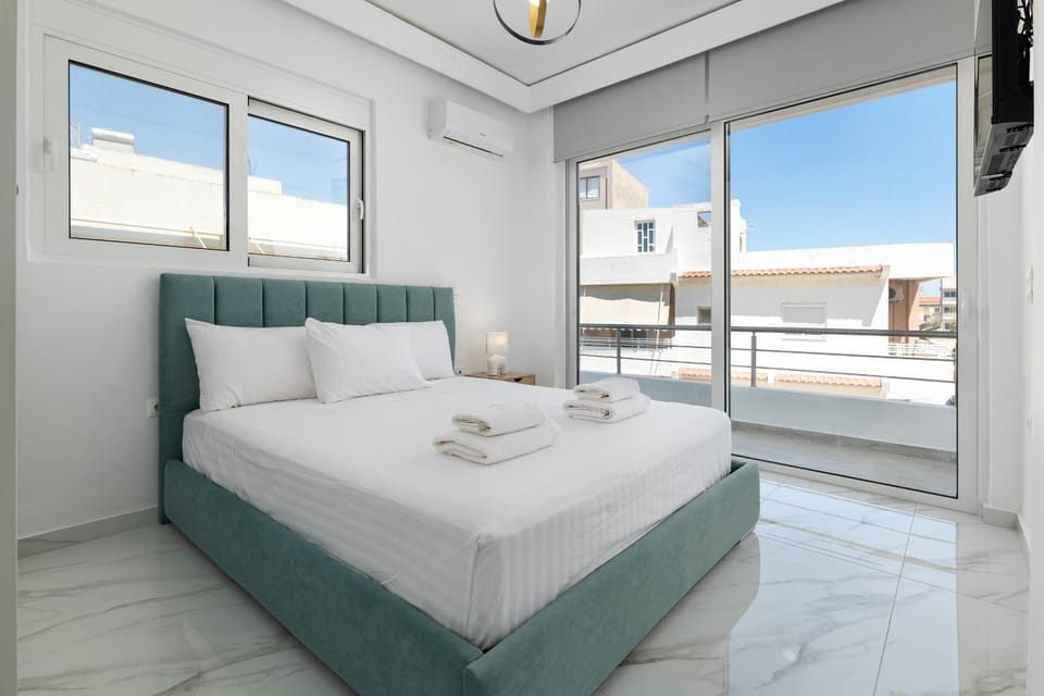 Bed, TV and multimedia, View (from property/room), Balcony/Terrace, Photo of the whole room, Bedroom, towels