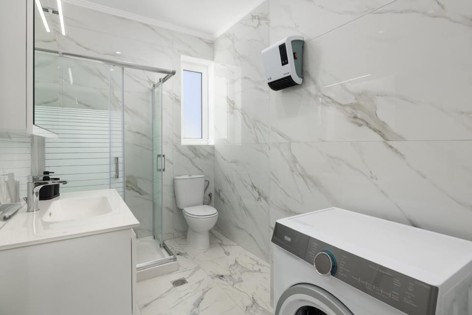 Shower, Toilet, Bathroom, towels, washing machine