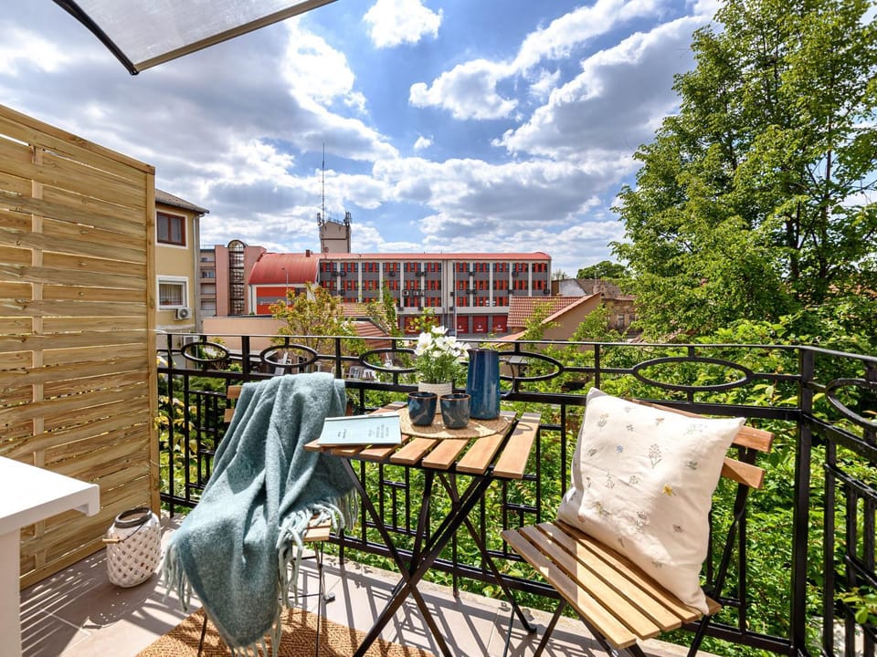 View (from property/room), Balcony/Terrace, City view, Garden view