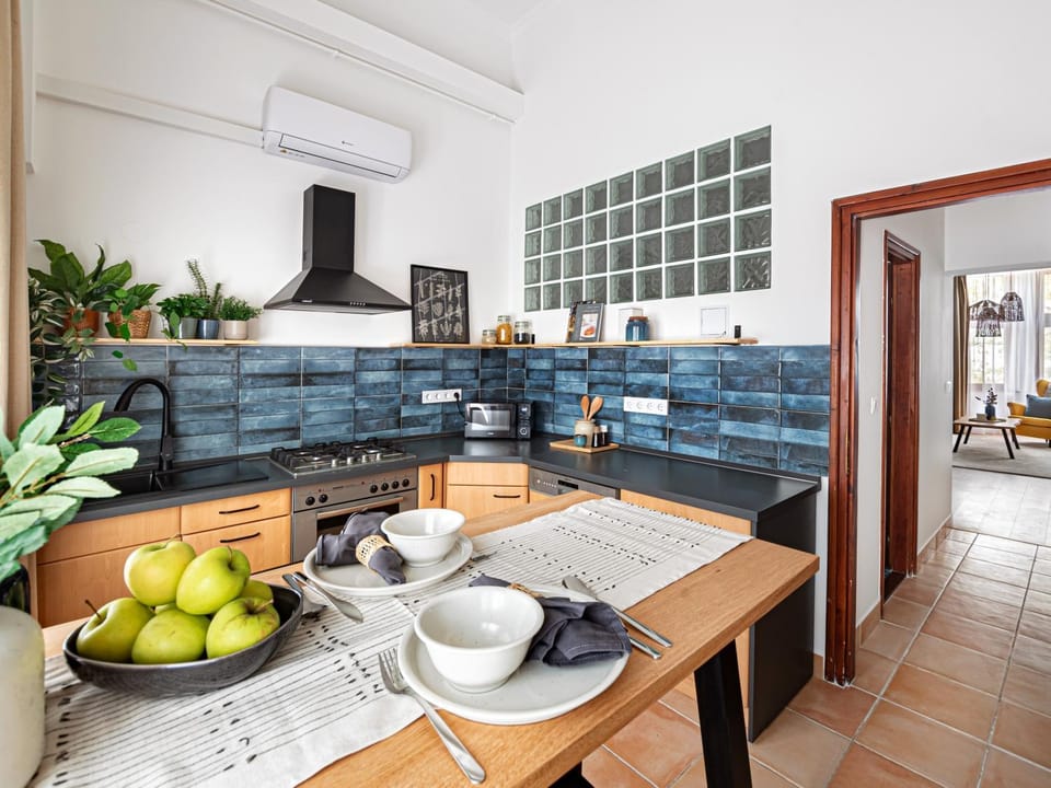Coffee/tea facilities, dishwasher, microwave, oven, stove, toaster, kitchen, air conditioner