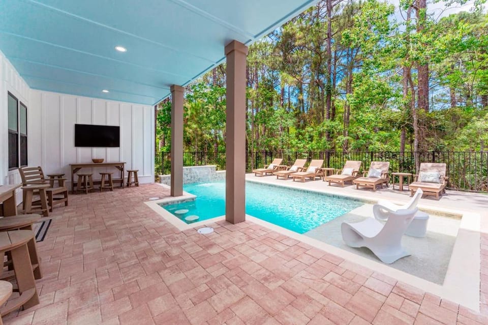 Aquarius New, Pool, Beach, Golf Cart Sleeps Twenty Eight House in South Walton County