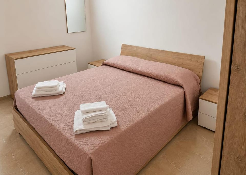 Bed, Bedroom, towels, wardrobe