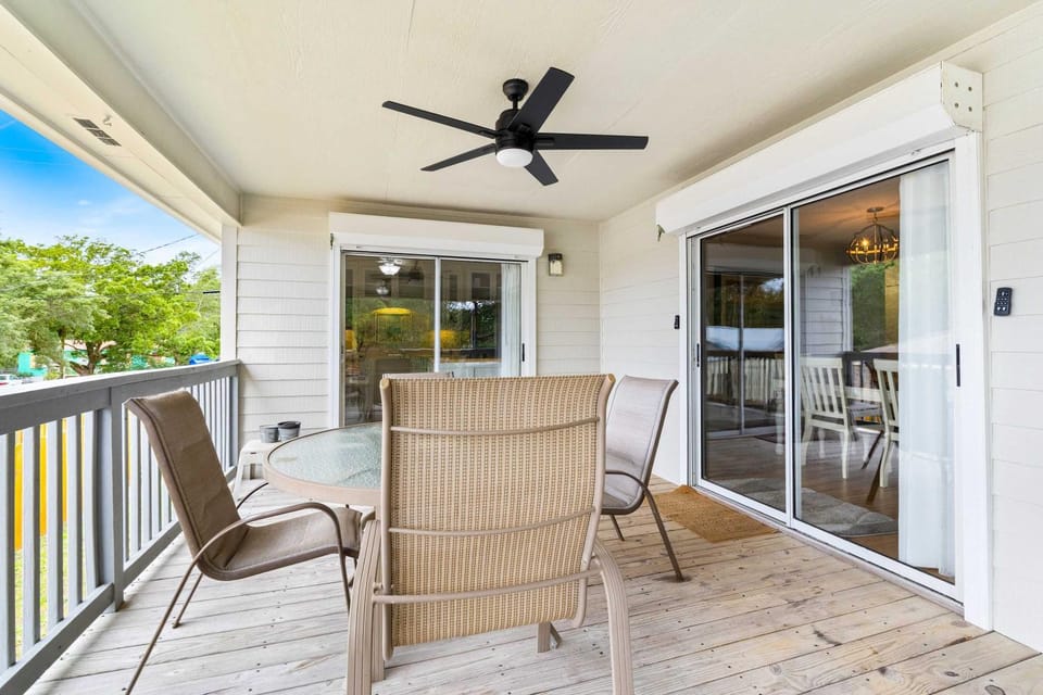 5BR Home Located on Canal Backyard with Deck and BBQ House in Perdido Key