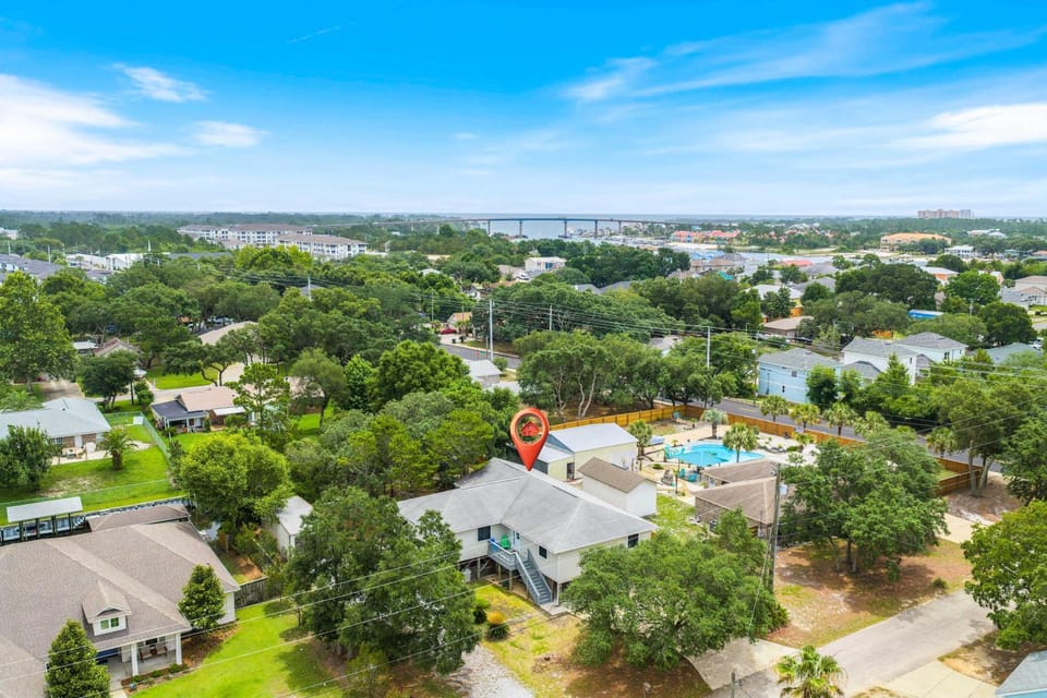 5BR Home Located on Canal Backyard with Deck and BBQ House in Perdido Key