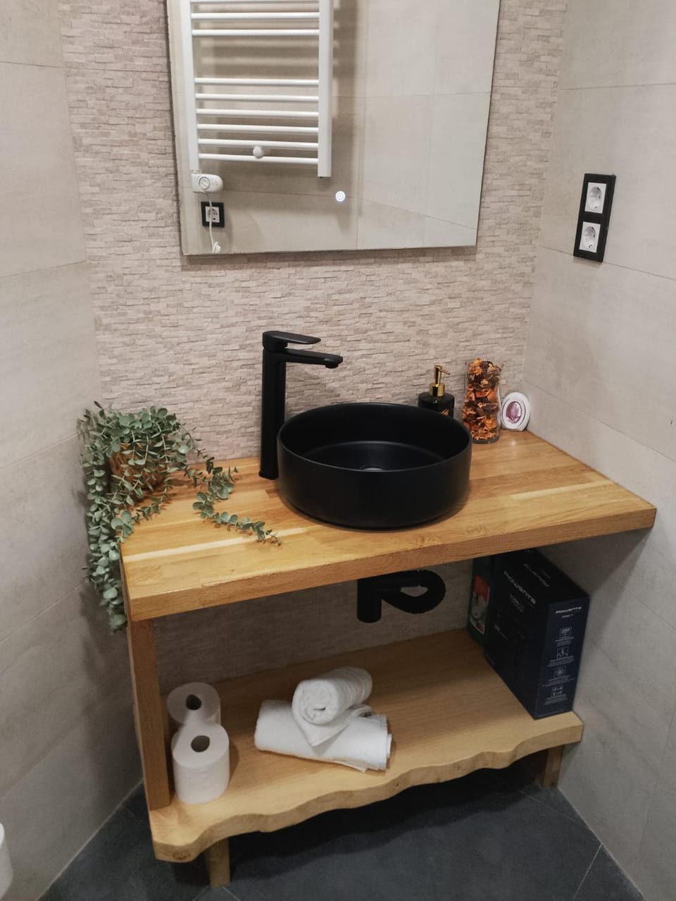 Bathroom, Decorative detail, heating