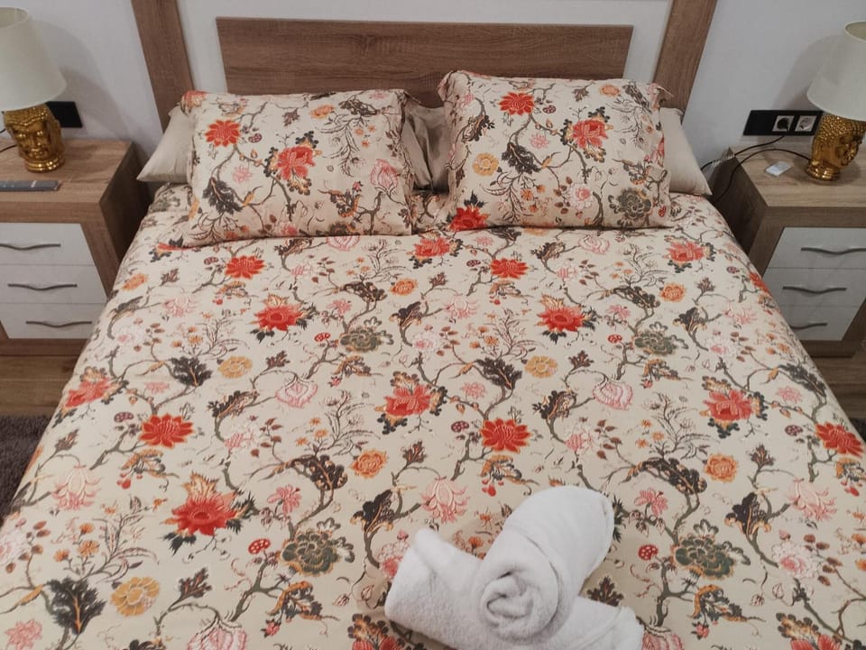Bed, Decorative detail, Bedroom, towels