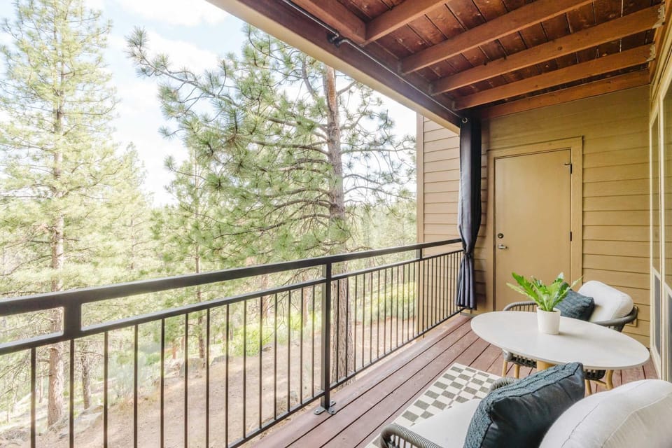 1BR Condo Pool & Hot Tub fitness center trails House in Deschutes River Woods