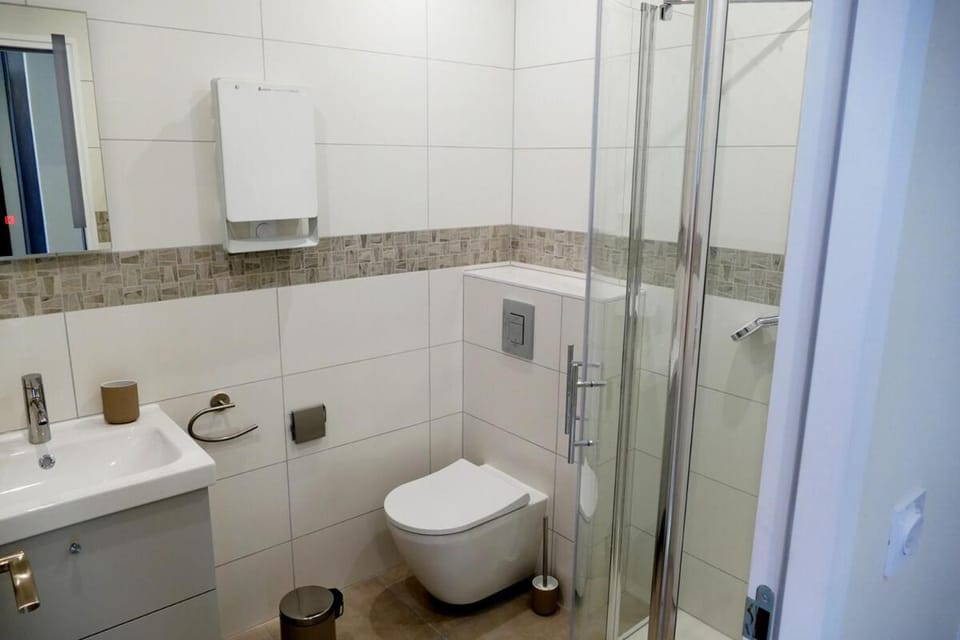 Toilet, towels