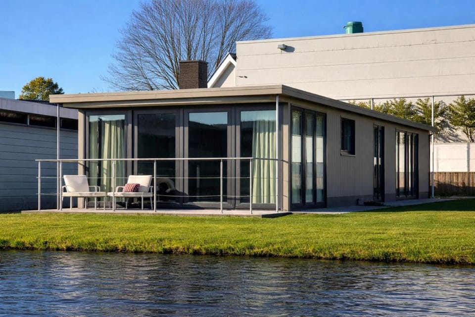 De Waterlodge - Uniek verblijf aan het water House in Friesland, Netherlands