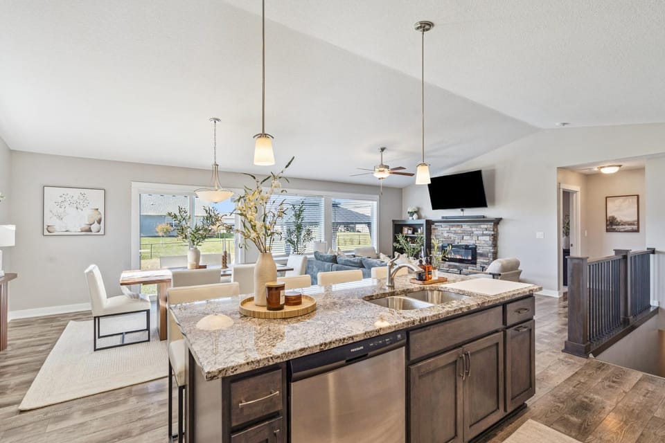 Spacious Modern Home-20 minutes from Des Moines House in Iowa