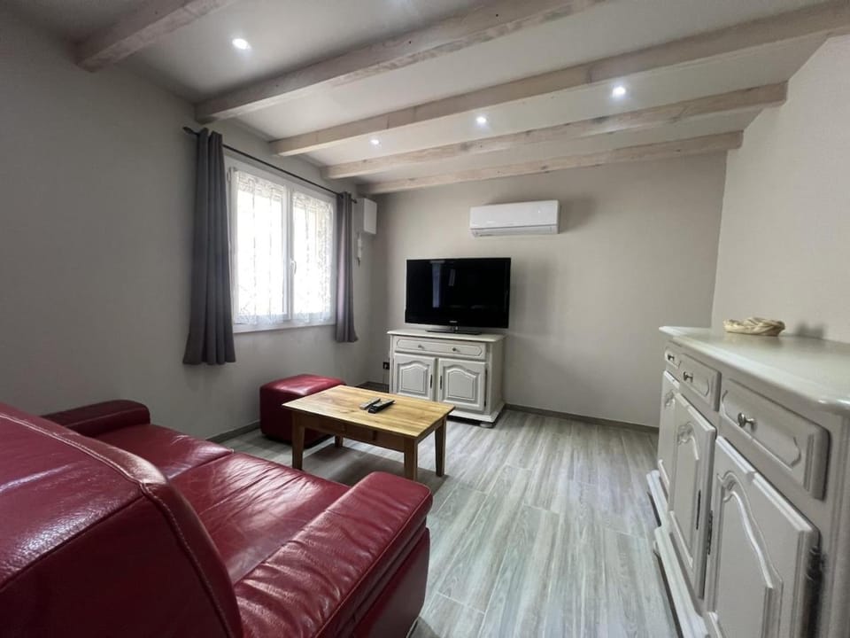 TV and multimedia, Living room, Seating area, air conditioner