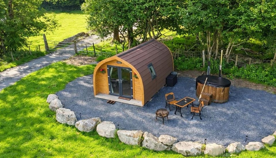 Cozy Romantic Mountain View Cabin with Hot Tub in Snowdonia Cabin in Wales