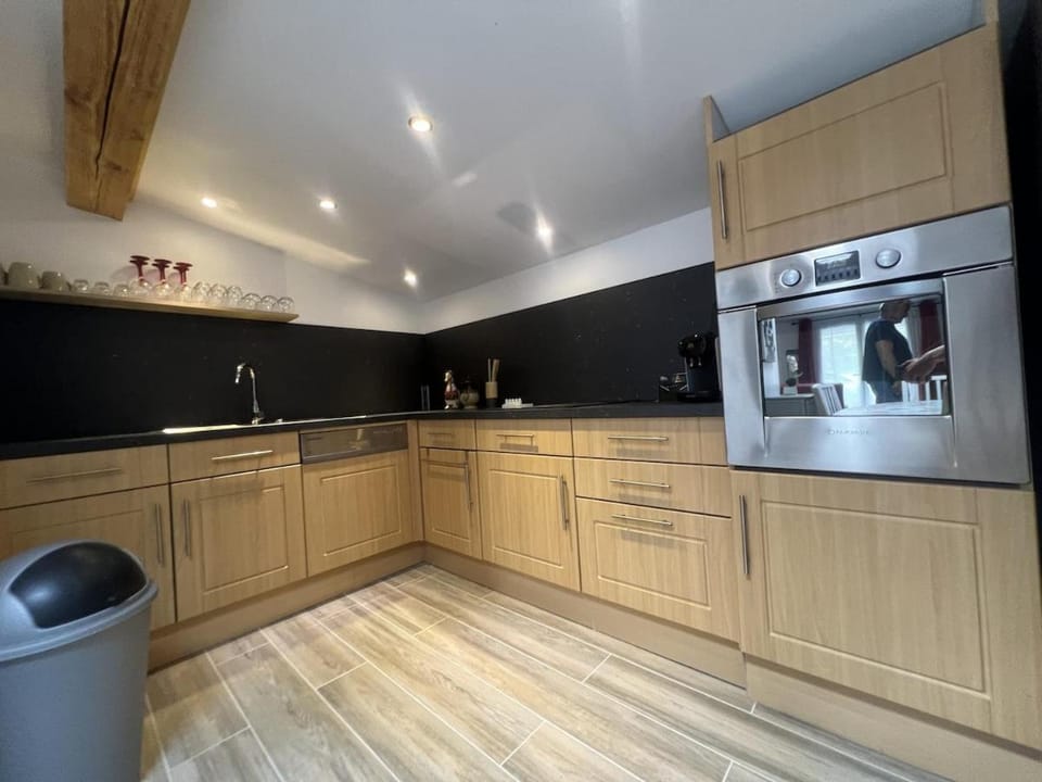 Coffee/tea facilities, Kitchen or kitchenette, stove