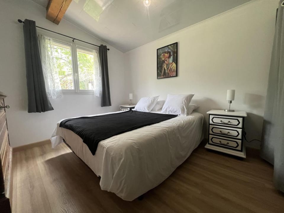 Bed, Photo of the whole room, Bedroom