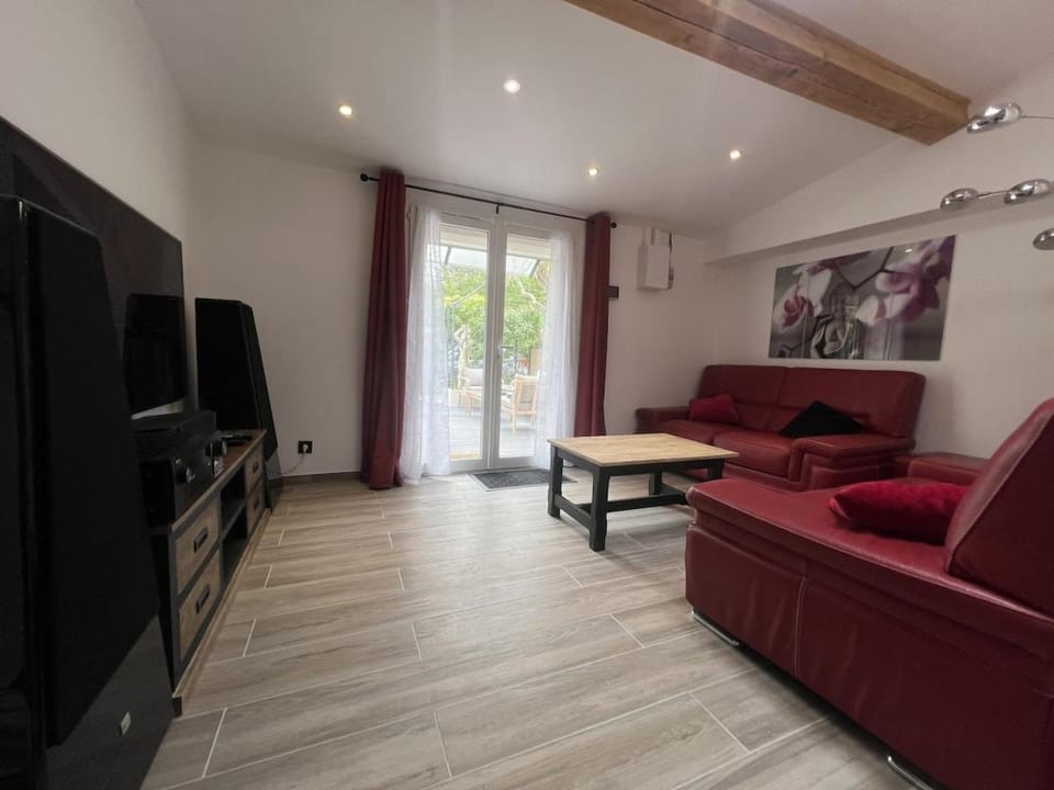 Communal lounge/ TV room, TV and multimedia, Living room, Seating area