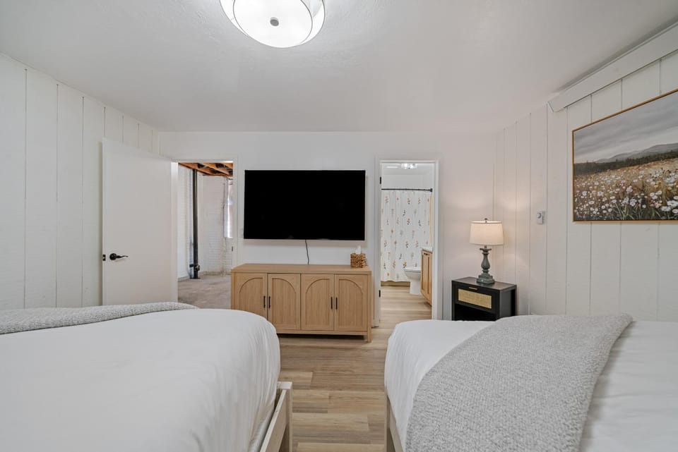 Bed, TV and multimedia, Evening entertainment, Bedroom