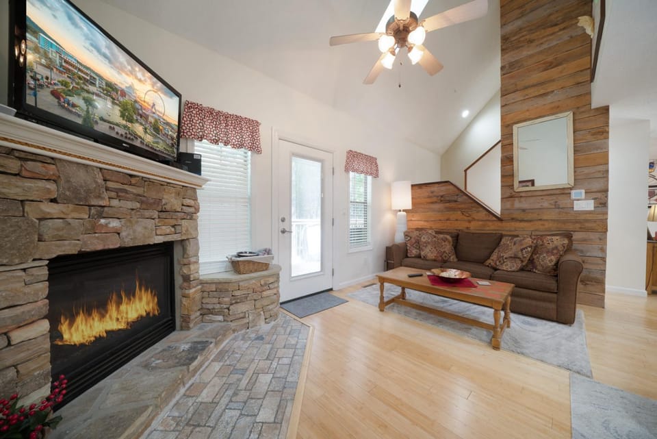 Bear Cozy Snuggle Up in the Smokies Chalet in Pigeon Forge