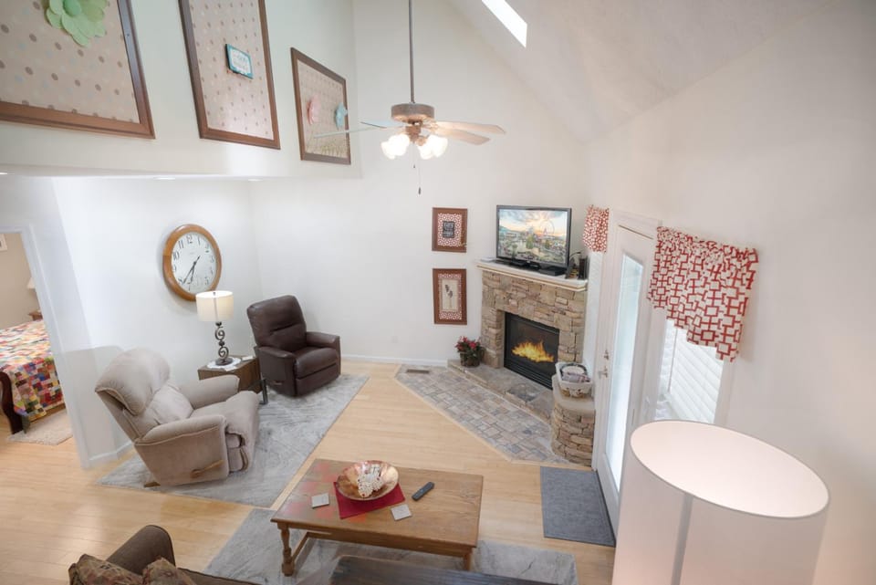 Bear Cozy Snuggle Up in the Smokies Chalet in Pigeon Forge