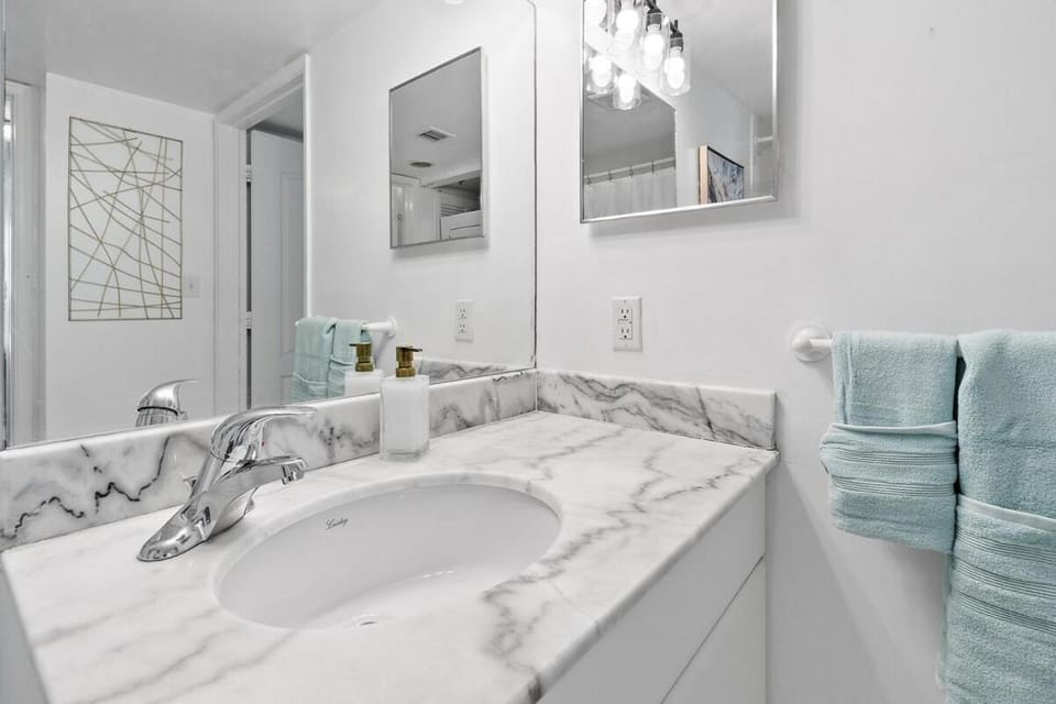 Upscale Brickell 1BR with Pool, Gym, City Views & Free Parking Apartment in Brickell