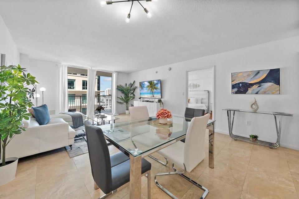 Upscale Brickell 1BR with Pool, Gym, City Views & Free Parking Apartment in Brickell