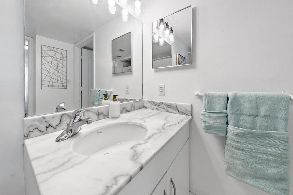 Upscale Brickell 1BR with Pool, Gym, City Views & Free Parking Apartment in Brickell