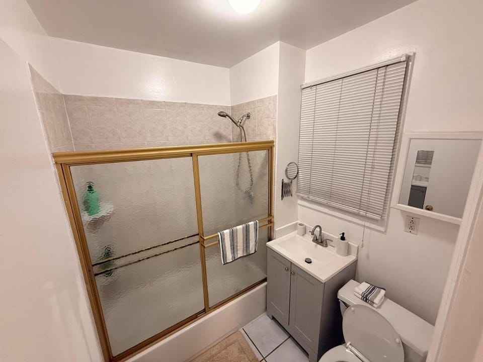 Spacious 2BR Getaway Easy Access to NYC & Newark Apartment in Kearny