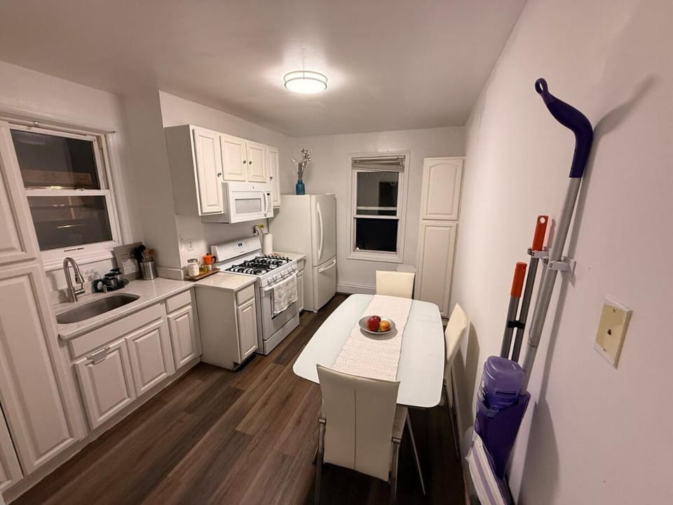Spacious 2BR Getaway Easy Access to NYC & Newark Apartment in Kearny