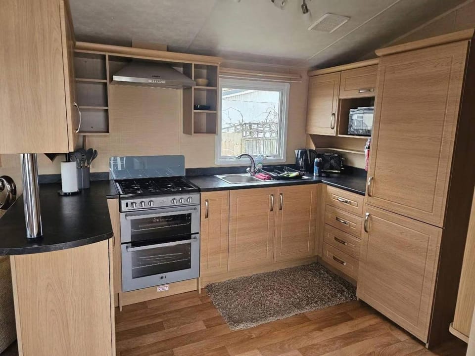 Coffee/tea facilities, Kitchen or kitchenette, microwave, oven, stove, toaster